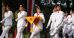 Contoh naskah teks doa upacara 17 Agustus 2023 yang menyentuh hati dan indah dibaca. (Sumber : Pexels/Gabriel Judas)