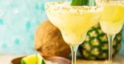 Manfaat minum campuran air kelapa muda dan nanas untuk kesehatan. (Sumber : Burrata and Bubbles)