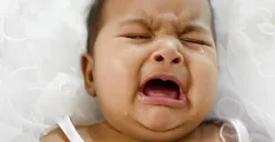 Pahami arti tangisan bayi, bedakan saat si kecil menangis karena lapar, sakit atau takut. (Sumber : BabyCenter)