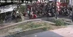 Gerombolan anak muda membawa senjata tajam ramai-ramai berkumpul di dekat SMPN 34 Semarang, perempatan Perum BPD3 Tlogomulyo, Pedurungan, Jumat 18 Agustus 2023 sore. (Sumber : Instagram @infokejadiansemarang.new)