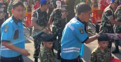 Gibran Rakabuming cosplay jadi juru parkir, Jan Ethes pakai seragam TNI di Pawai Pembangunan Kota Solo, Jumat 18 Agustus 2023. (Sumber : Instagram @solonyaman)