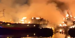 Kebakaran di dermaga di perairan Tegal, puluhan kapal ludes dilalap si jago merah. (Sumber : Instagram @nur_choliq)