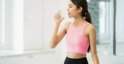 Ilustrasi minum sambil berdiri. (Sumber : Halodoc)