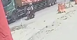 Kecelakaan maut di Jalan Randugarut, Mangkang, motor oleng, anak pengendara motor tewas terlindas truk trailer di sebelahnya, Jumat 18 Agustus 2023. (Sumber : Instagram @infokejadiansemarang.new)