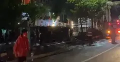 Kecelakaan di Jalan Pamularsih, truk muatan hindari remaja pengendara motor yang hendak menyalip dari kiri, Kamis 17 Agustus 2023 malam. (Sumber : Instagram @infokejadiansemarang.new)