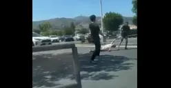 Rampok seret nenek-nenek 75 tahun hingga jatuh ke aspal (Sumber : Twitter/@AlexVillanueva)