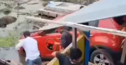 Kendaraan operasional PDIP terperosok di kuburan (Sumber : Instagram/@agoezbandz4)