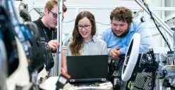 Ilustrasi | Keterampilan lintas disiplin yang perlu diperhatikan Electric Vehicle Engineer. (Sumber : Pexels/ThisIsEngineering)