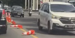 traffic cone meleleh di Kota Semarang (Sumber : Tiktok @anisarahayu282)