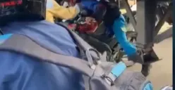 NGERI! Pemotor Masuk Kolong Truk Gegara Tak Mau Kena Macet Jalanan