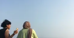 Batal Romantis! Pacaran di Pantai, Pasangan Ini Malah Panik Lihat Bocah Terseret Ombak