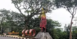 Patung Penari Denok atau Patung Tari Semarangan yang berlokasi Taman Kaliwiru, Kecamatan Candisari, Kota Semarang. (Sumber : Google Yanuar Adi Permana)