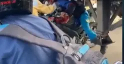 Pemotor nekat masuk kolong truk kontainer demi hindari kemacetan (Sumber : TikTok/@dstcollection)