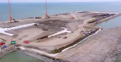 Penampakan pembangunan Tol Semarang-Demak yang dilapisi bambu laminasi 17 lapis dengan total 10 juta bambu sebagai matras jalan tol di atas laut. (Sumber : YouTube MATA S)