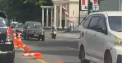 Viral video traffic cone di Jalan Sultan Agung Kota Semarang meleyot, Dishub Kota Semarang sebut ada pengendara nakal yang sering menabrak. (Sumber : Instagram @portalsemarang)