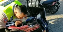Viral Aksi Polisi di Semarang Sedot Bensin dari Tangki Demi Tolong Pengendara Kehabisan Bensin di Jalan