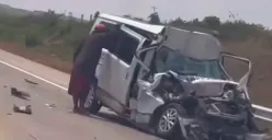 Ambulans tabrak truk di Tol Batang KM 366 seusai antar jenazah ke Purwodadi, alami kecelakaan saat hendak balik ke arah Jakarta, dua awak ambulans tewas, Minggu 27 Agustus 2023. (Sumber : Instagram @infokejadiansemarang.new)