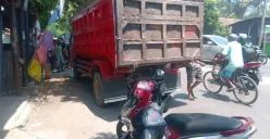 Terjadi kecelakaan maut di Jalan Woltermonginsidi, Bangetayu, Genuk, Kota Semarang, Senin 28 Agustus 2023 siang sekitar pukul 11.40 WIB, tewaskan seorang ibu-ibu. (Sumber : Instagram @infokejadian_genuk)