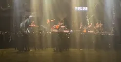 Konser Tulus di Bandung jadi sorotan sebab sepi tak ramai penonton seperti biasanya. (TikTok/insanmahaputra)