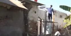 Masriah kembali ganggu tetangganya Wiwik dengan halangi tukang renovasi rumah (Sumber : KompasTV)