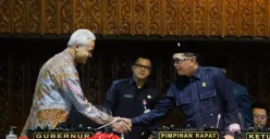 Jelang purnatugas, Ganjar Pranowo apresiasi kerjasama DPRD Provinsi Jawa Tengah yang hasilkan kebijakan positif untuk masyarakat. (Sumber : Dok. Pemprov Jawa Tengah)