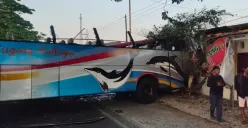 Adu Banteng Maut Bus Eka vs Sumber Selamat di Geneng Ngawi: 3 Orang Tewas, Bus Ringsek Parah