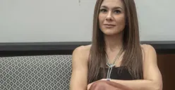 Wulan Guritno Masih Santuy Liburan di Pantai Jelang Pemeriksaan Terkait Judi Online