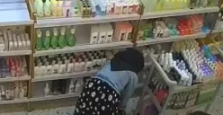 Terekam kamera CCTV, aksi seorang perempuan muda yang berpenampilan menggunakan hijab mencuri puluhan produk perawatan kecantikan di Toko Najmia Beaty Tembalang. (Sumber : Instagram @kejadiansmg)
