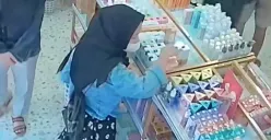 Aksi perempuan maling puluhan produk skincare di Toko Najmia Beauty, Tembalang, Kota Semarang, 3 September 2023. (Sumber : Instagram @najmiabeauty)