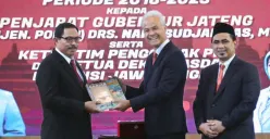 Nana Sudjana melakukan serah terima jabatan dengan mantan Gubernur Jawa Tengah, Ganjar Pranowo. (Sumber : Dok. Pemprov Jawa Tengah)
