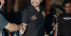 VIRAL Emak-emak Maki Rocky Gerung Usai Diperiksa, Ahmad Sahroni Pertanyakan Penjagaan Mabes Polri