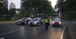 Momen Mobil Polisi Dimaki Petugas Lain saat Terobos Rombongan KTT ASEAN (Sumber : Twitter/@murthadaOne)