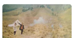 hasil foto prewedding dengan flare di Bromo (Sumber: null)