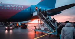 Jangan Buka Pintu Darurat di Pesawat Sembarangan! Ini Denda yang Harus Dibayar Bila Nekat