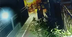 Rekaman CCTV: relawan PDI Perjuangan kena pukul anggota DPRD Kota Semarang dari Partai Gerindra diduga gara-gara memasang bendera partai di Bandarharjo, Semarang Utara, Kota Semarang, Jumat 8 September 2023. (Sumber : Instagram @infokriminalsemarang)