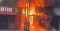 Kebakaran Besar Ruko Laundry 3 Lantai di Jalan Thamrin Semarang, Jalan Sempat Ditutup