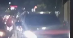 Pengendara motor kaget saat ditodong pistol oleh pengenmudi Pajero di lampu merah Medoho, Sambirejo, Gayamsari, Kota Semarang. (Sumber : Instagram @portalsemarang)