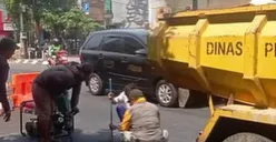 DPU Kota Semarang memperbaiki Jalan Gajahmada yang sempat menyebabkan pengendara jatuh dan terluka karena kondisi jalan yang tidak rata, Rabu 13 September 2023. (Sumber : Instagram @kejadiansmg)