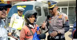 Seorang pedagang susu merasa senang setelah dicegat oleh polisi saat Operasi Zebra Candi 2023 di wilayan Simongan, Semarang, Selasa 12 September 2023. (Sumber : Polsek Pedurungan)