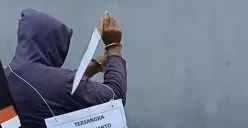 Tersangka pembunuhan Dosen UIN Surakarta saat rekontruksi adegan (Sumber : instagram @infocegatansukoharjo)