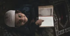 Ilustrasi | Hukum salat sambil menggendong anak. (Sumber : Pexels/Nadim Shaikh)