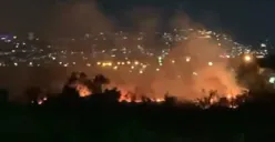 Si jago merah kembali melalap lahan kosong, kali ini di pinggri Banjir Kanal Timur, Barito, yang tak jauh dari Jembatan Citarum, Rabu 13 September 2023 malam. (Sumber : Instagram @infokejadiansemarang.new)