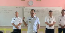 Wali Kota Bogor Bima Arya saat mendatangi sekolah tempat Pak Reza mengajar (Sumber : Instagram/@bimaaryasugiarto)