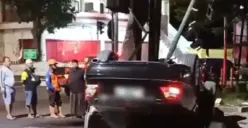 Kecelakaan Tunggal, Mobil Mercy Terbalik di Gunungpati Arah Ungaran