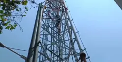Seorang pria diduga orang dengan gangguan jiwa nekat naik ke sebuah tower yang berlokasi di Jalan Peres, Kuningan, Semarang Utara, Kota Semarang, Kamis 14 September 2023. (Sumber : Instagram @kejadianseputarsemarang)