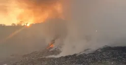 Damkar Semarang mengerahkan seluruh anggota untuk memadamkan api di TPA Jatibarang yang masih terbakar hingga Senin 18 September 2023 sore. (Sumber : Instagram @adebhakti)