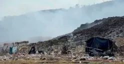 Api di TPA Jatibarang terpantau sudah padam pada Selasa 19 September 2023 siang meski ada sejumlah titik yang mengeluarkan asap yang harus didinginkan. (Sumber : Instagram @adebhakti)