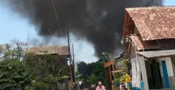 Rabu 20 September 2023 siang, terjadi kebakaran gudang rongsok di Karangroto, Genuk, Kota Semarang (Sumber : Polrestabes Semarang)