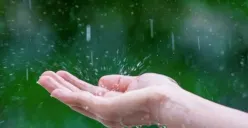 Ilustarasi | Hujan es melanda beberapa kecamatan di Kabupaten Sragen, Jawa Tengah pada Minggu, 22 Oktober 2023 sore. (Sumber : Freepik/tawatchai07)