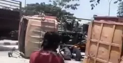 Terjadi kecelakaan tunggal di Jalan Tambakaji, Ngaliyan, Kota Semarang, truk muatan pasir batu terguling di jalan hingga muatannya tumpah, Kamis 21 September 2023. (Sumber : Instagram @beritasemaranghariini)